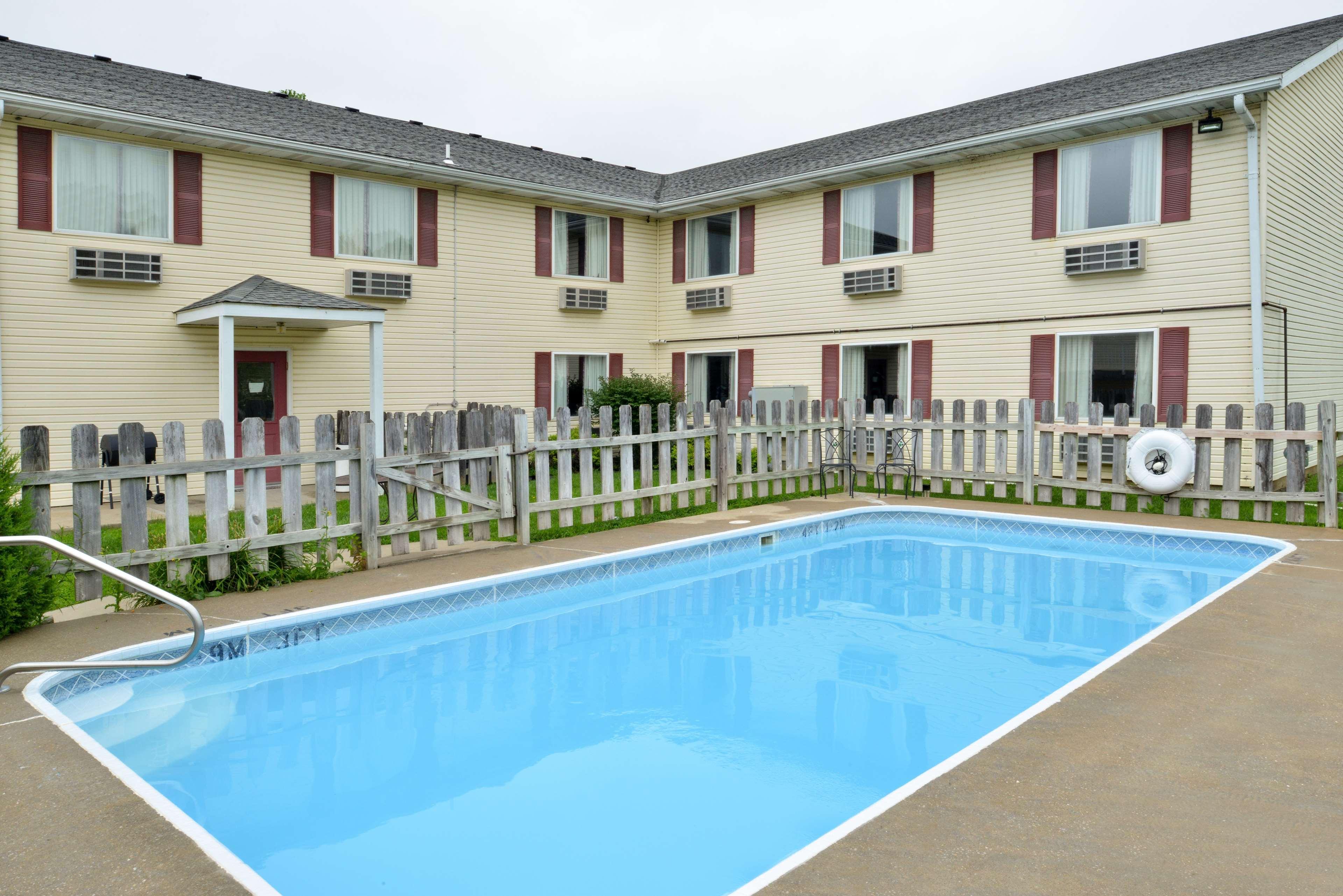 Americas Best Value Inn Knob Noster Buitenkant foto