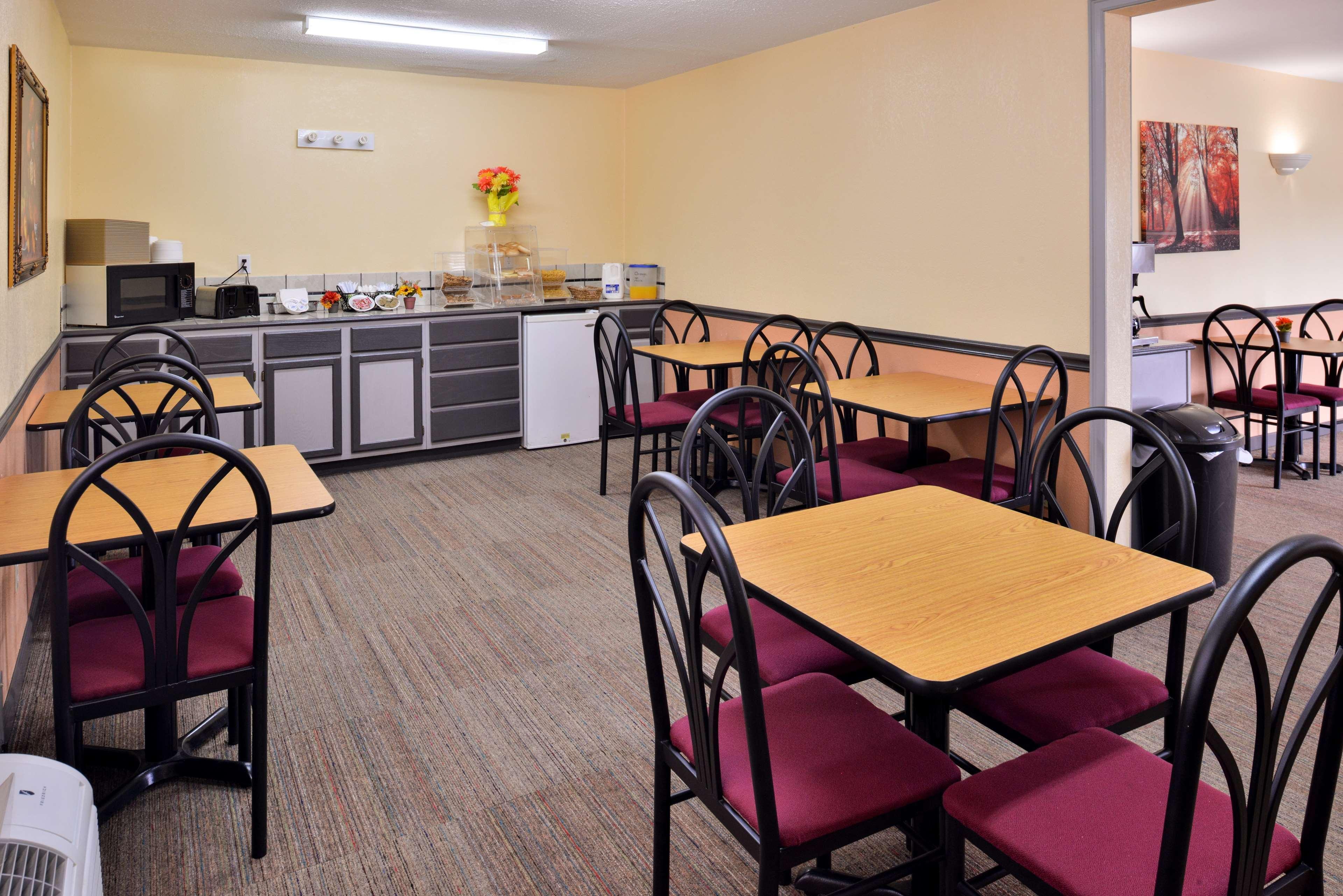 Americas Best Value Inn Knob Noster Buitenkant foto